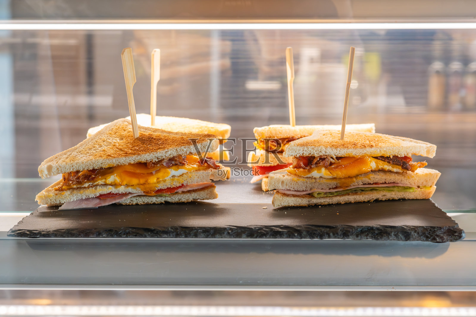 烤三明治，内含鸡蛋、培根和奶酪照片摄影图片