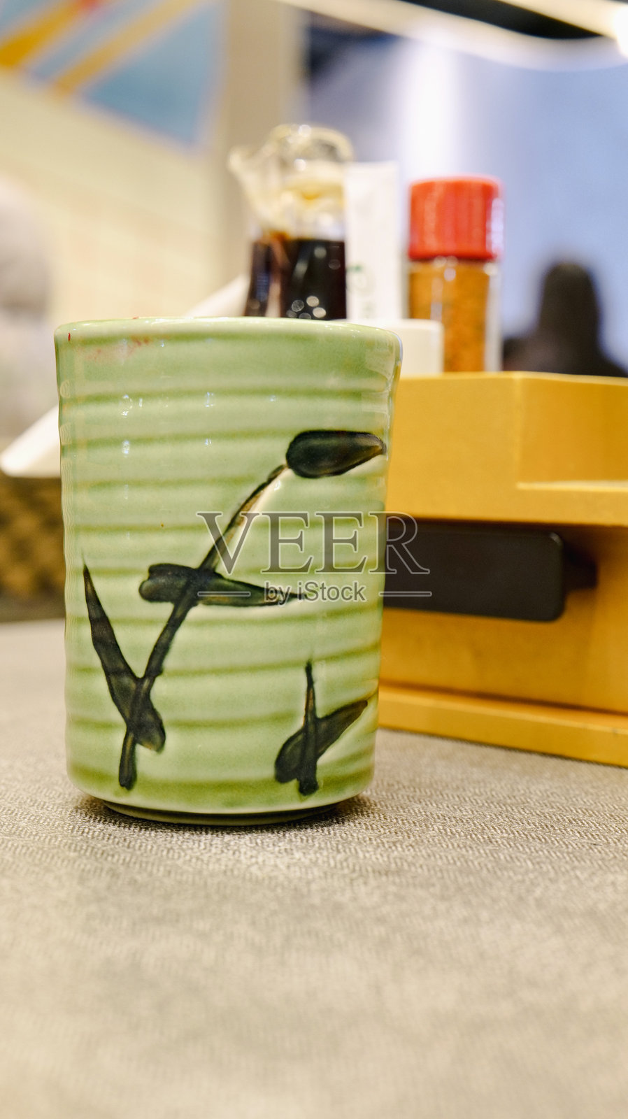 带有典型亚洲图案的绿色瓷器玻璃。照片摄影图片