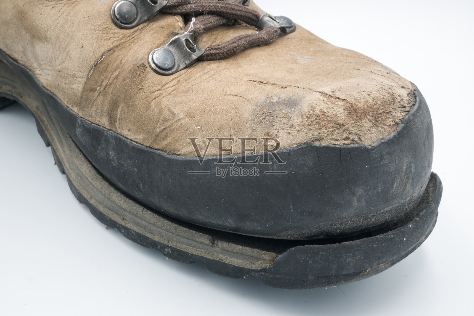 旧的、磨损严重且快要散架的鞋子照片摄影图片