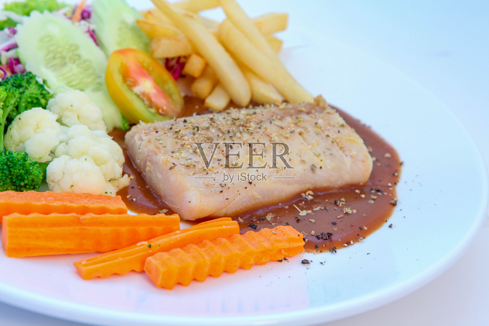 烤巴沙鱼片照片摄影图片