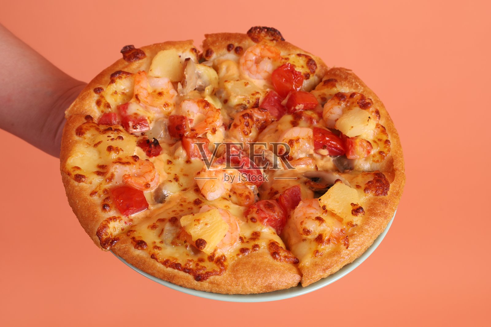 手握夏威夷披萨照片摄影图片