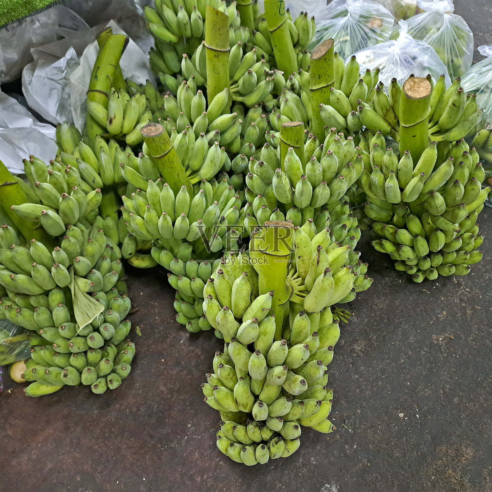 泰国市场上的一串串绿色香蕉照片摄影图片