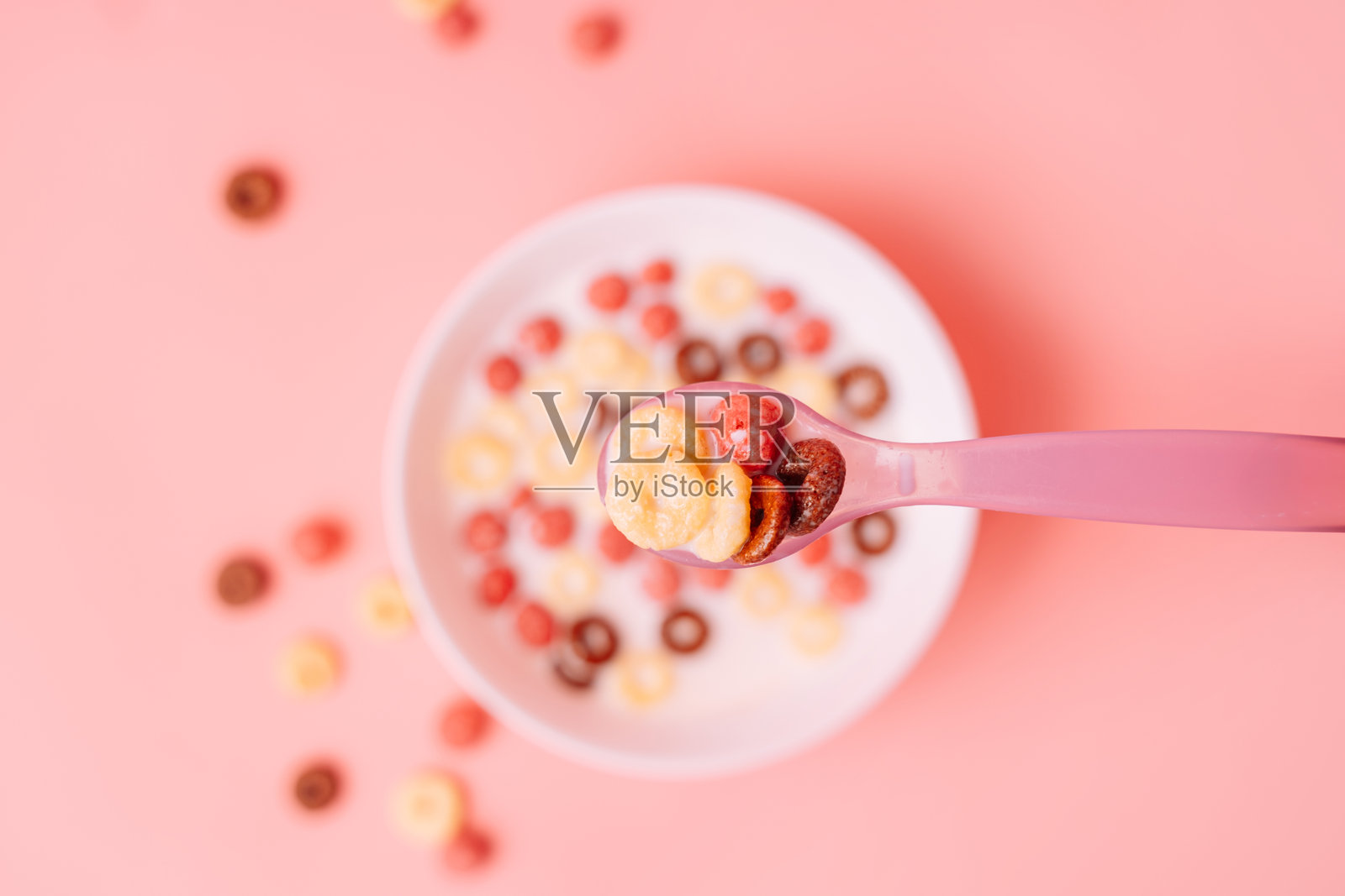 粉色背景上的玉米圈牛奶早餐照片摄影图片