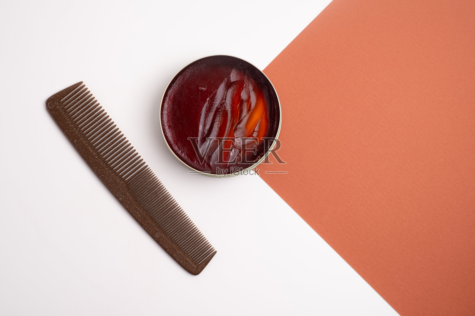 用于发型设计的圆形金属盒中的粘土、发蜡、蜡、发胶或摩丝。男性产品的广告概念。防止脱发的护理和治疗。照片摄影图片