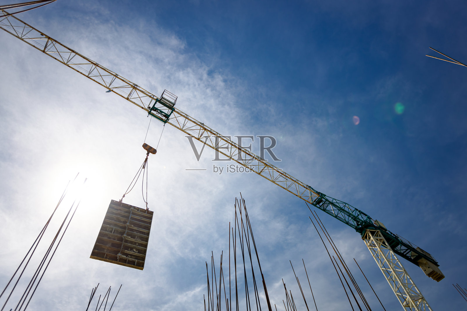 起重机正在搬运混凝土建筑柱子的大型模具部分照片摄影图片