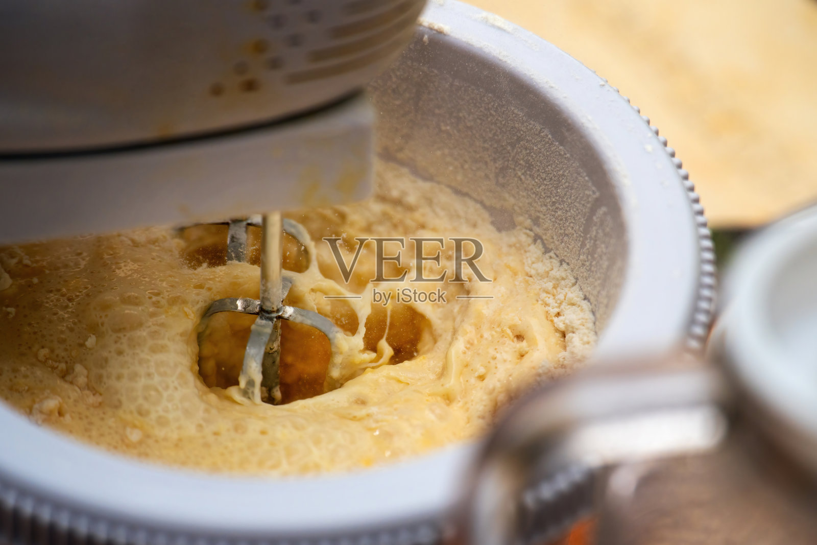 在旋转碗中用搅拌机准备面团，展示自动化厨房在烘焙必需品方面的高效性照片摄影图片