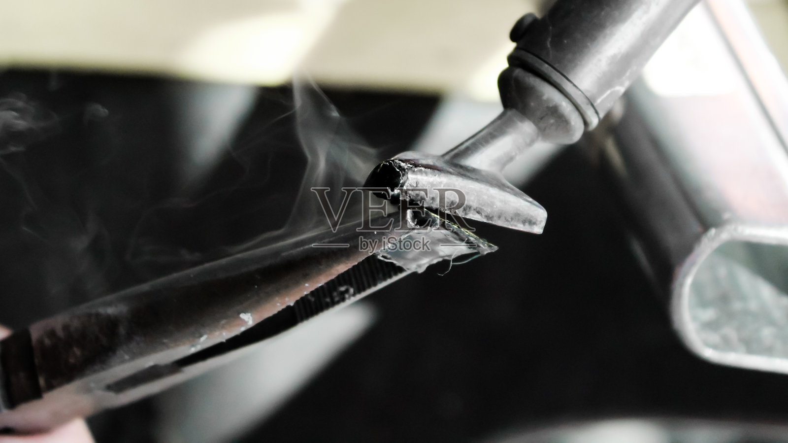 塑料材料被工具焊接的特写。工业设计元素或抽象热塑性背景照片摄影图片