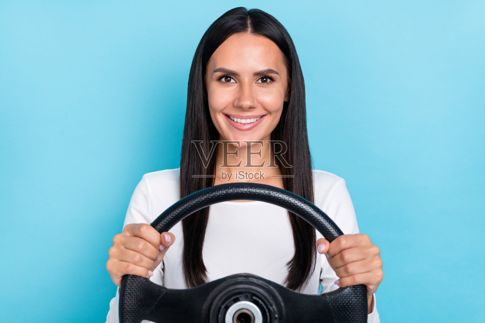 年轻快乐的漂亮女孩在蓝色背景下乘车度假旅行照片摄影图片