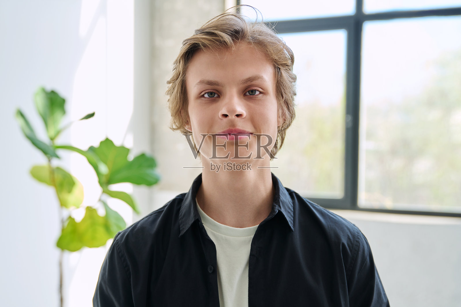 微笑的少年肖像，正看着镜头照片摄影图片