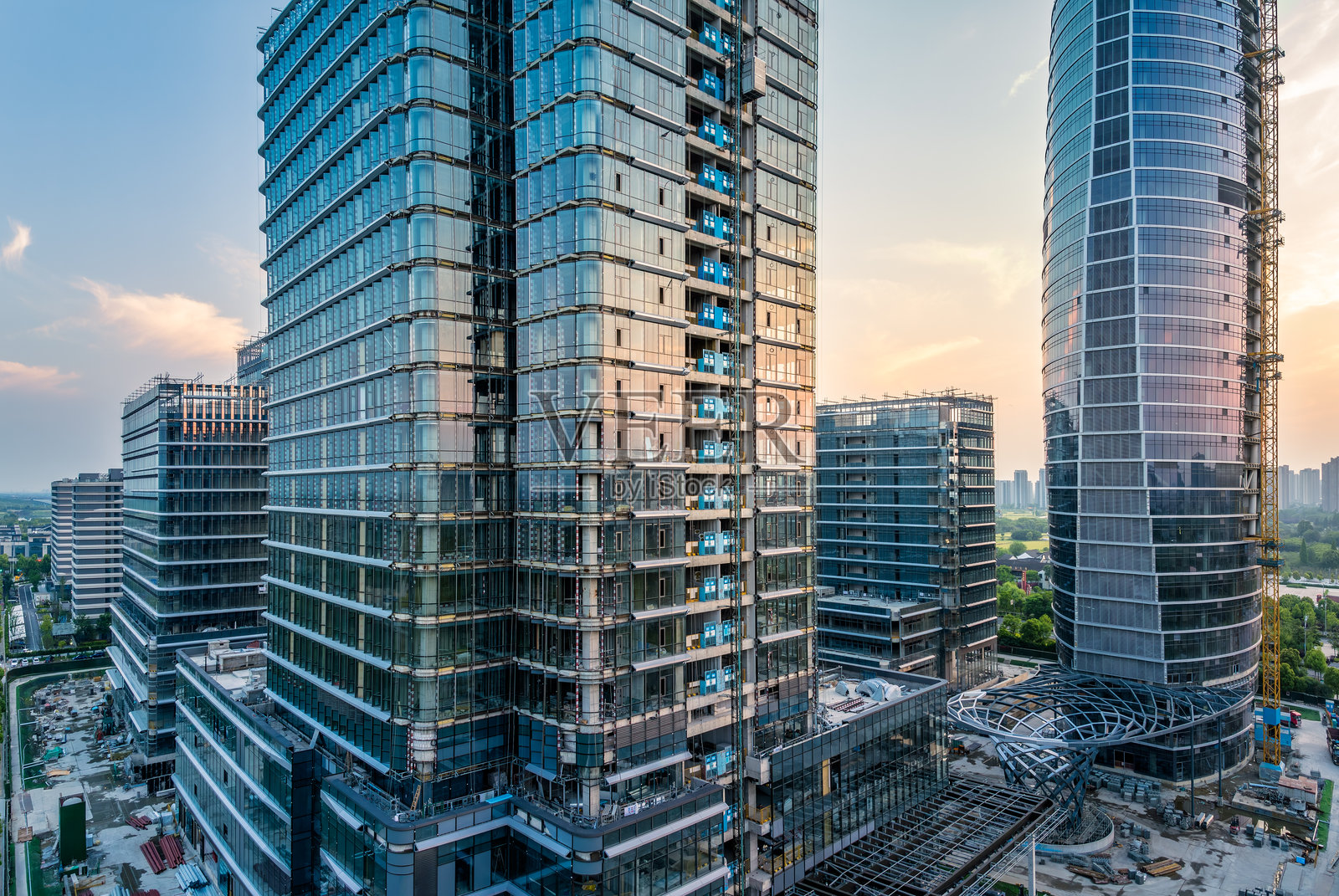 现代城市商业建筑工地在日出时分照片摄影图片