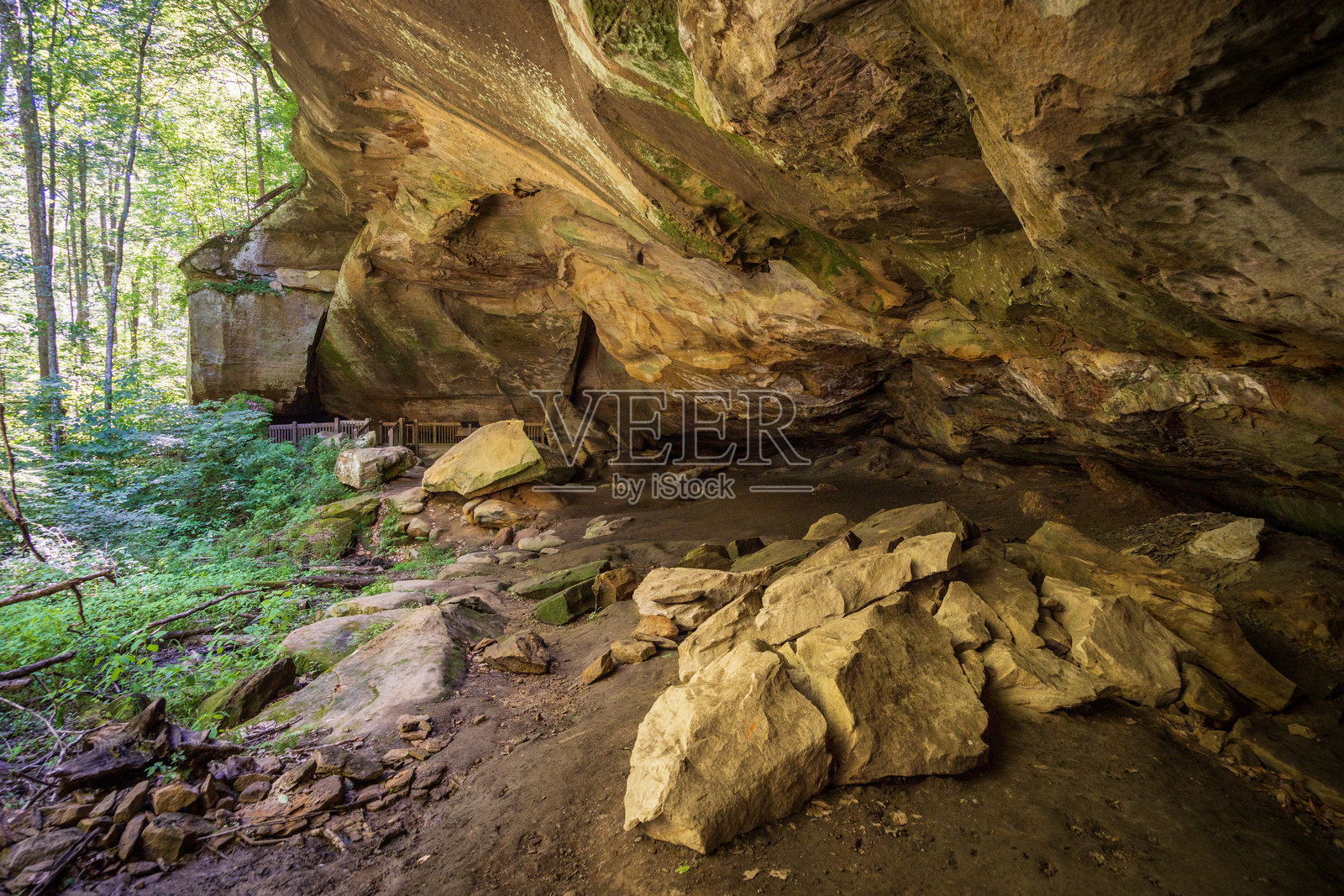 俄亥俄州韦恩国家森林的岩石屋照片摄影图片
