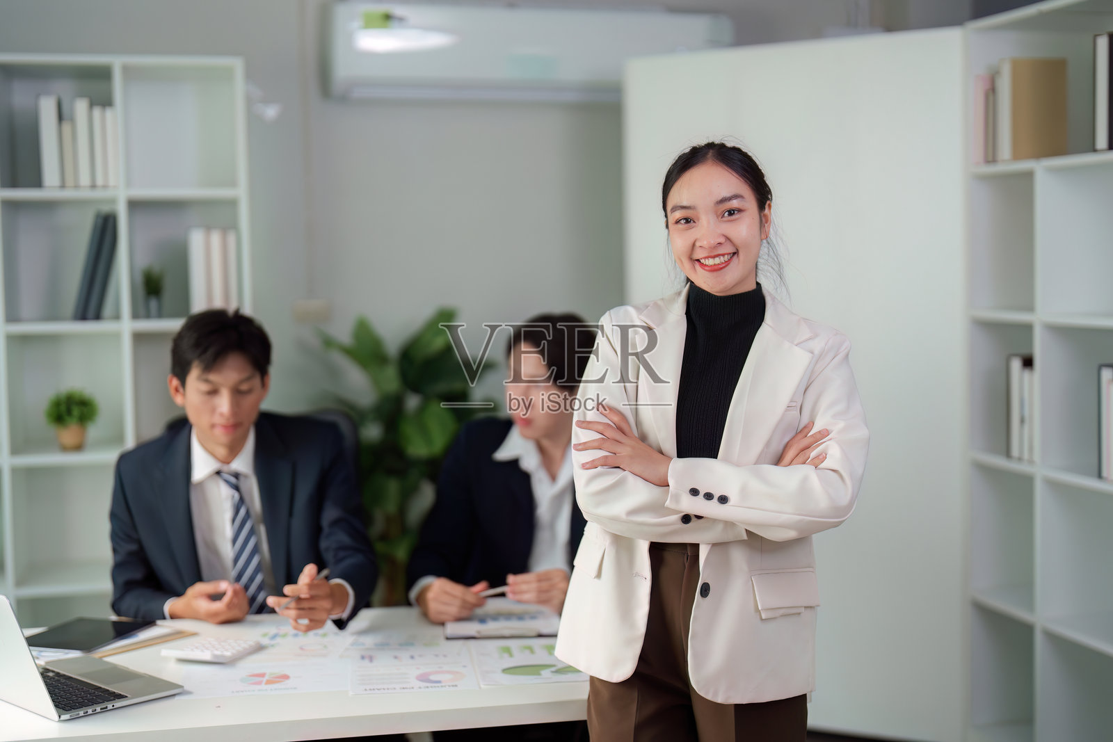 领导力与团队动态。一位自信的专业人士在商业讨论中脱颖而出。照片摄影图片