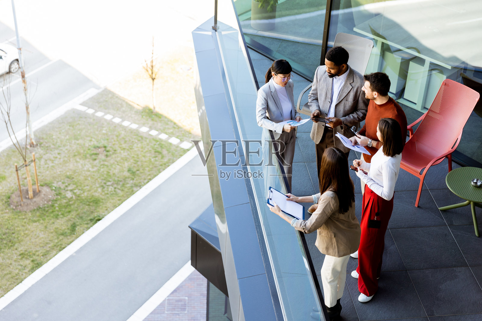 一群专业人士在阳光明媚的日子里，在现代办公室空间中合作项目细节照片摄影图片