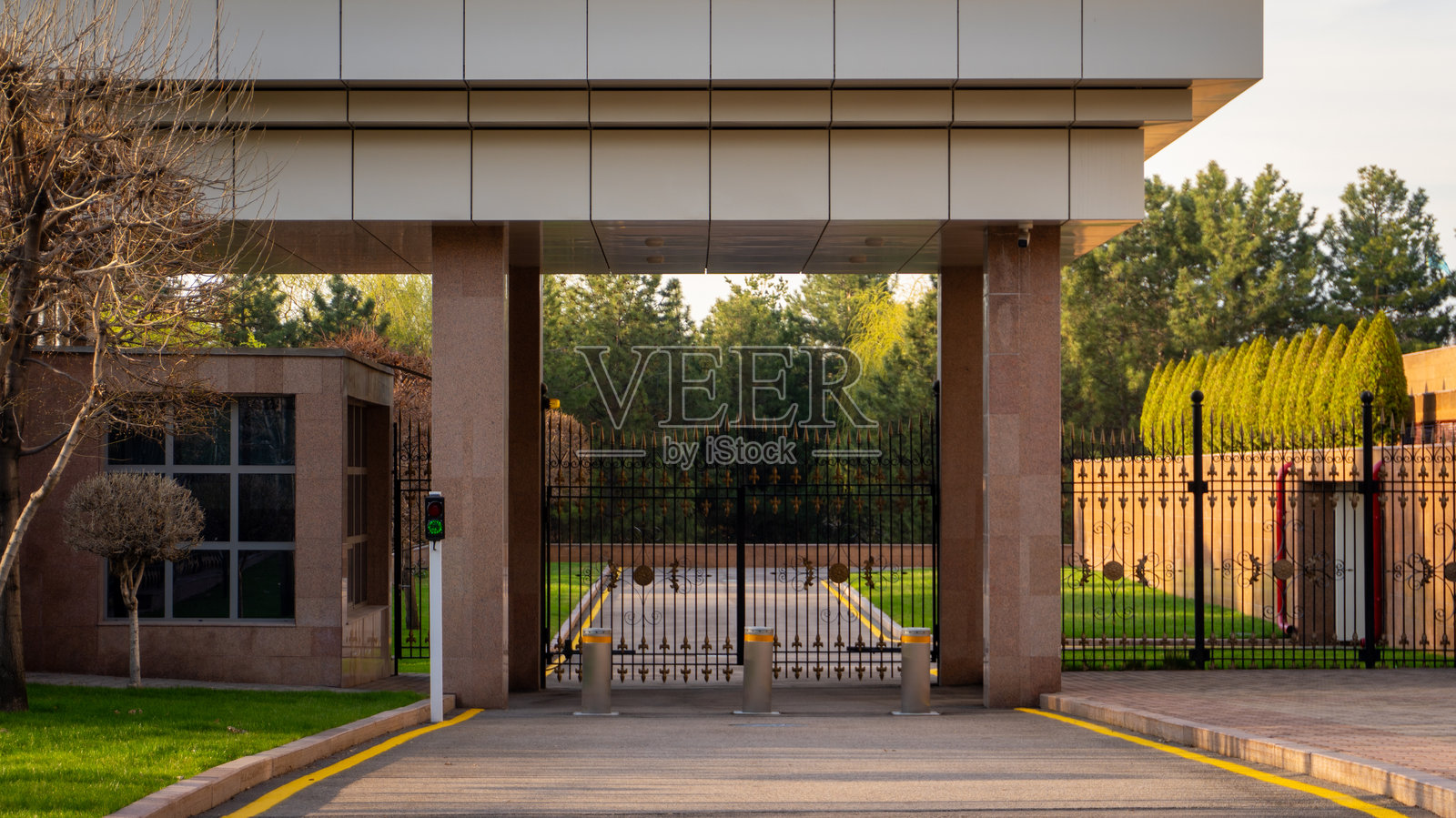 安全设施的入口，配有大门和绿化照片摄影图片