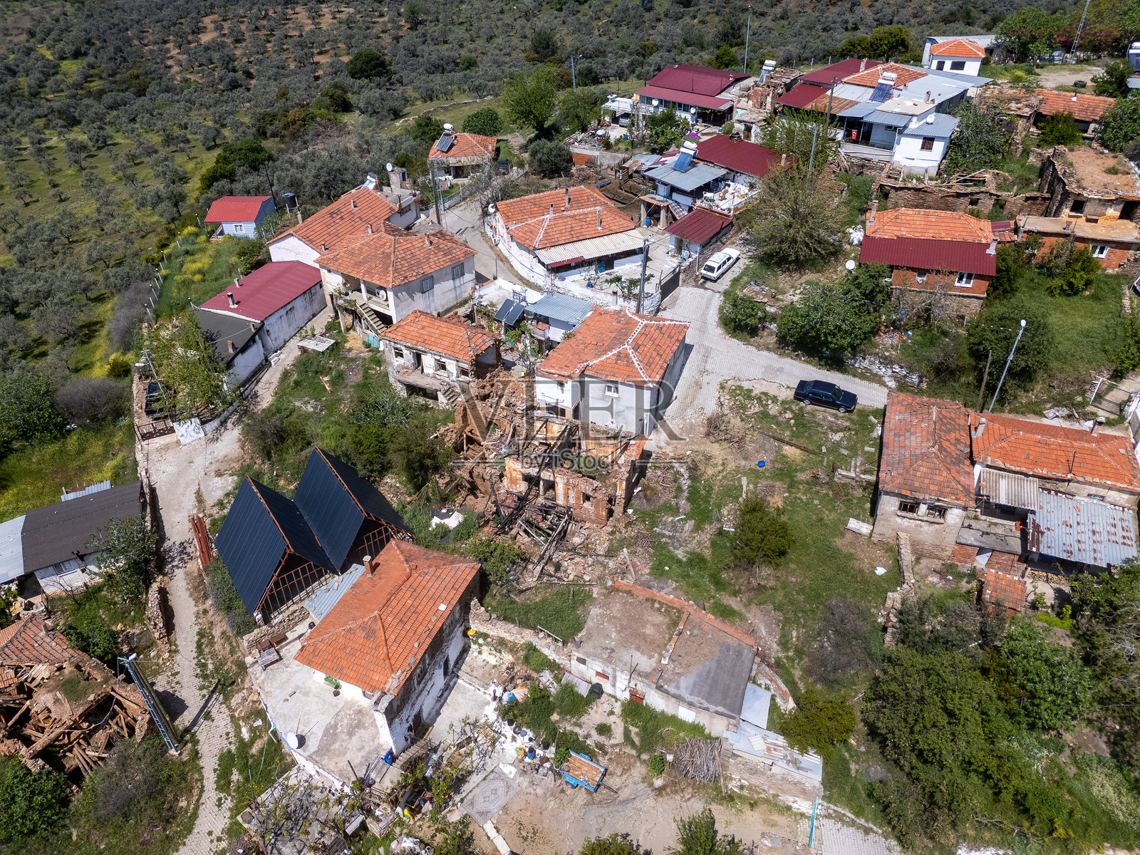 土耳其伊兹密尔托尔巴利的迷人村庄鸟瞰图，带有清真寺和红色屋顶照片摄影图片