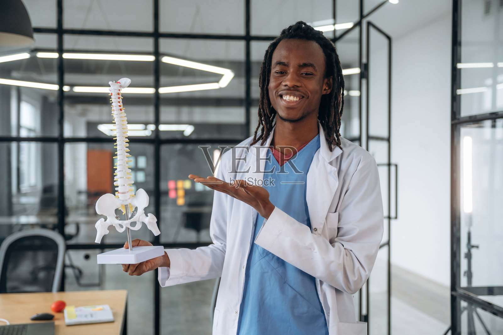 男医生正在展示人体脊柱模型照片摄影图片
