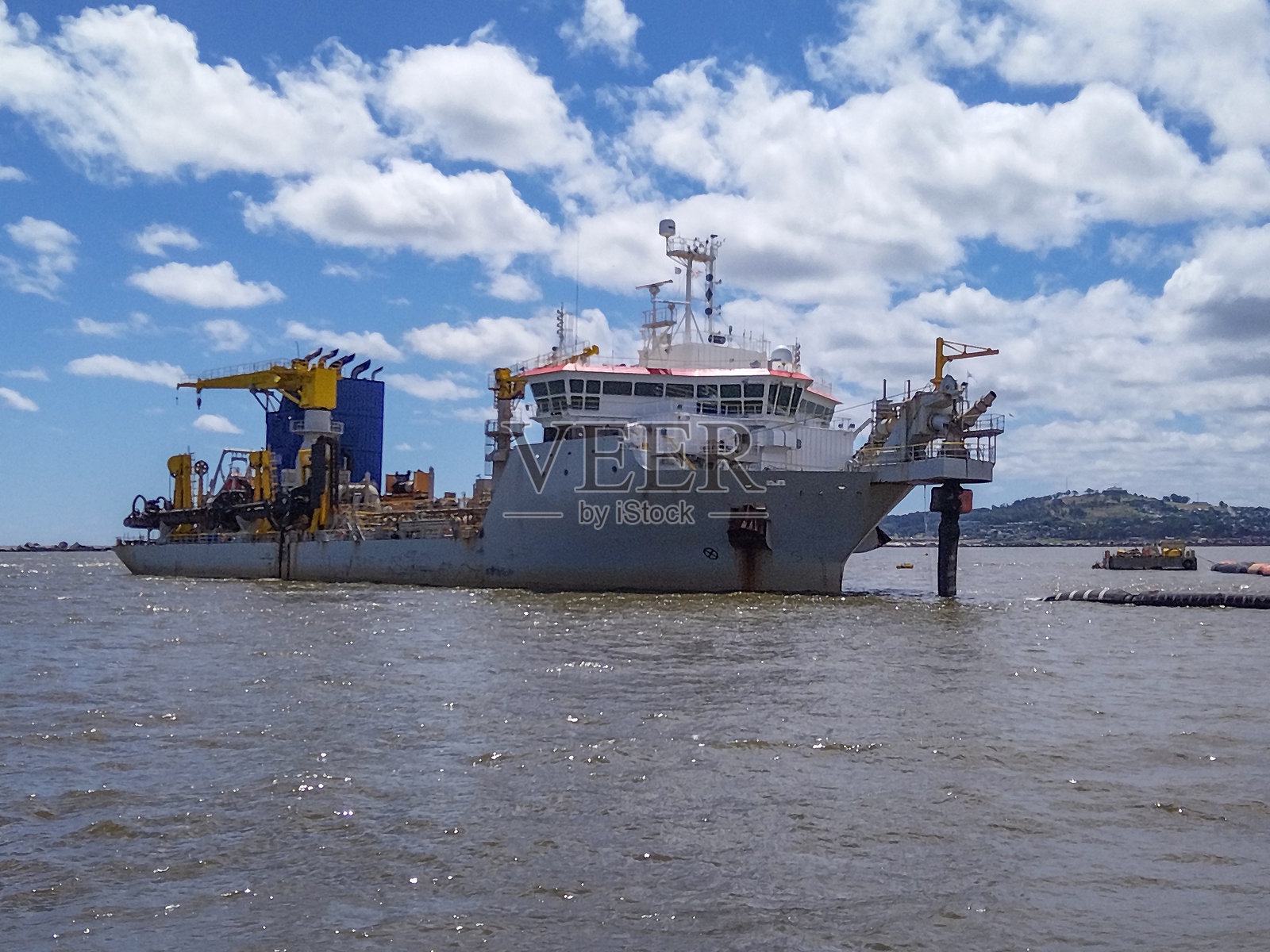 在乌拉圭蒙得维的亚工业港停靠的货船照片摄影图片