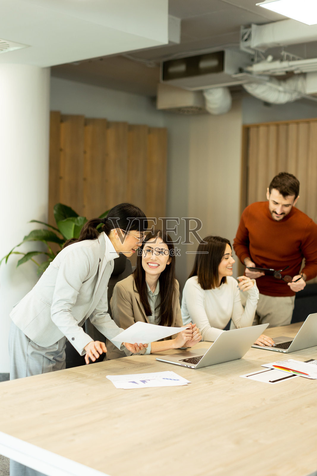 在一个创新的工作空间中，富有成效的会议激发了合作与创造力的火花。照片摄影图片