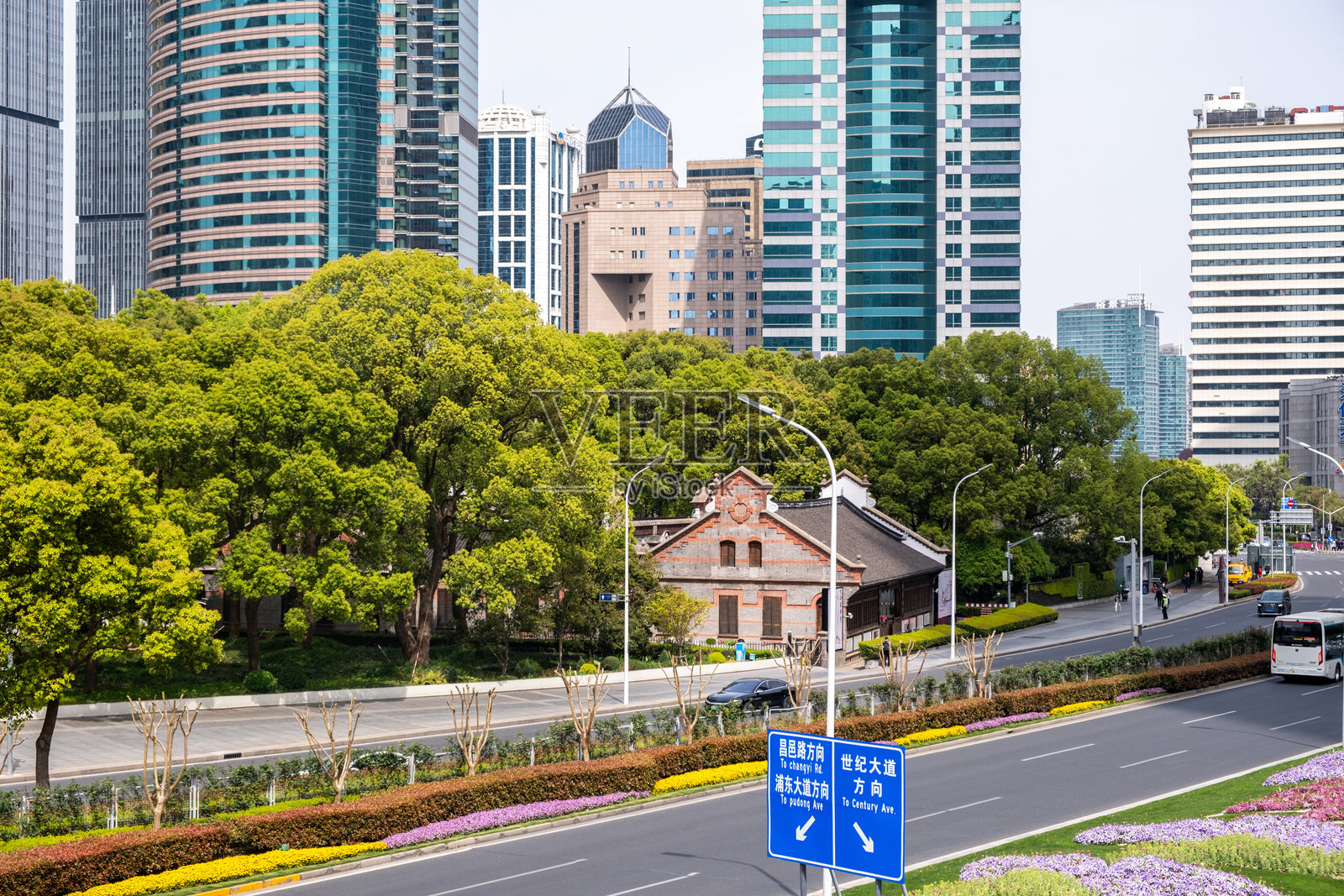 中国上海浦东大道，陆家嘴金融区的现代摩天大楼和路标照片摄影图片