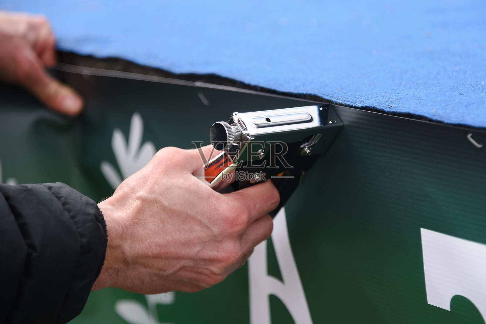 手中握着的大型建筑订书机照片摄影图片