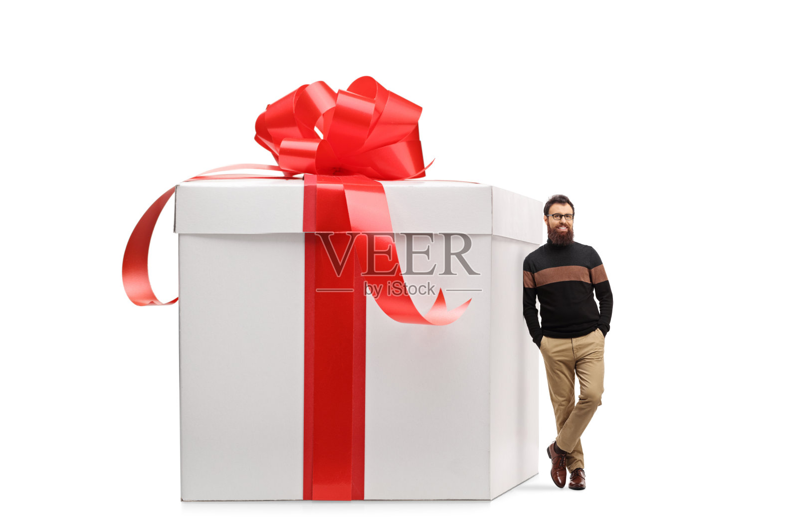 一个男人站在一个大礼盒旁边照片摄影图片