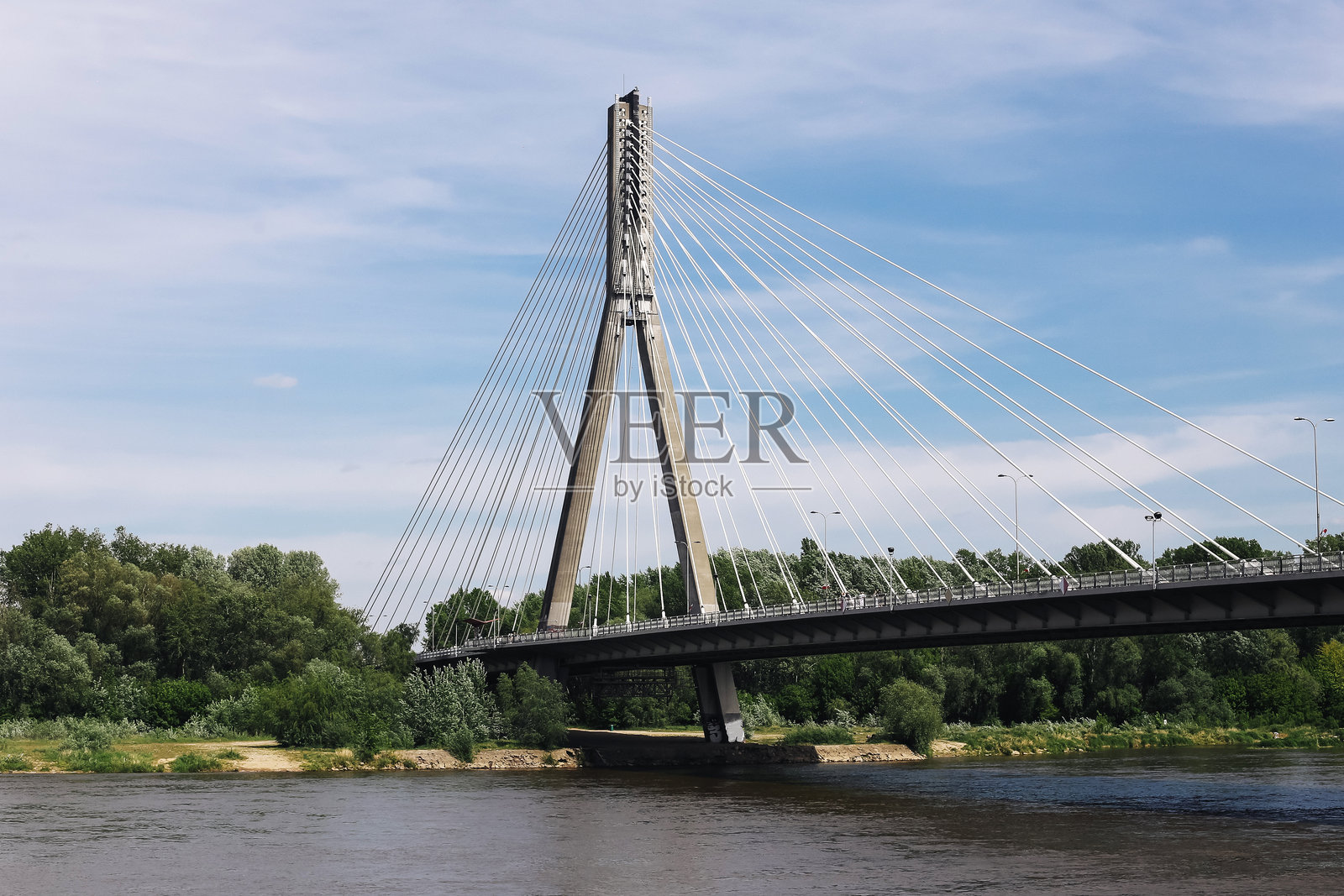 现代缆索桥。城市结构河流穿越视图。钢铁工程背景。照片摄影图片