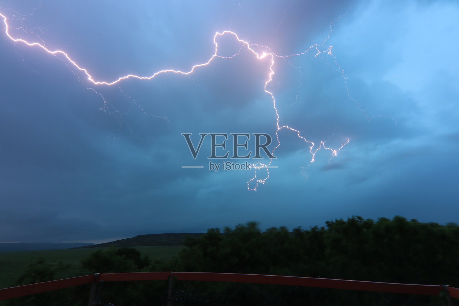 山谷中的夏季暴雨照片摄影图片