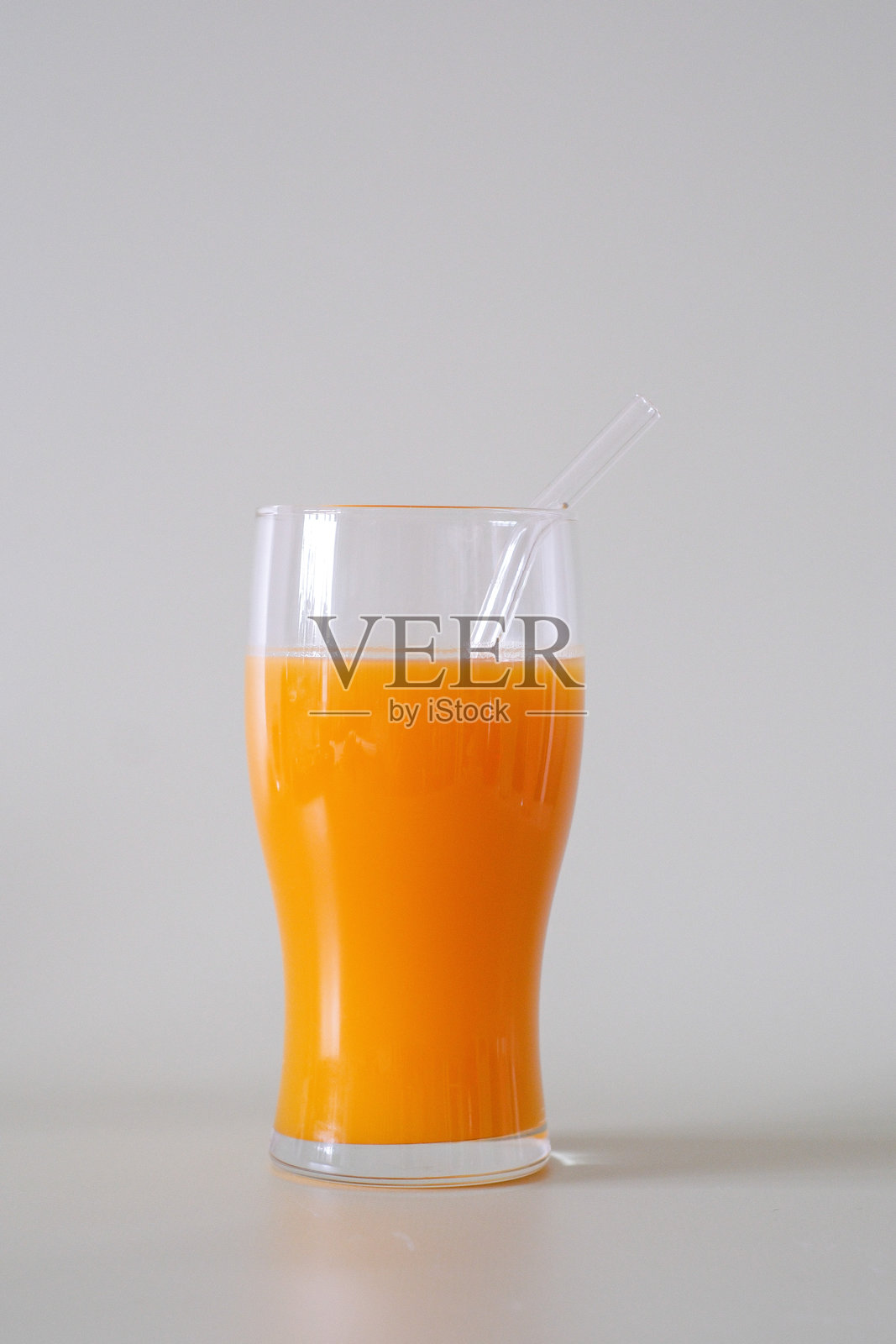 清澈玻璃杯中盛装的清新橙汁，适合任何场合或用餐时间照片摄影图片