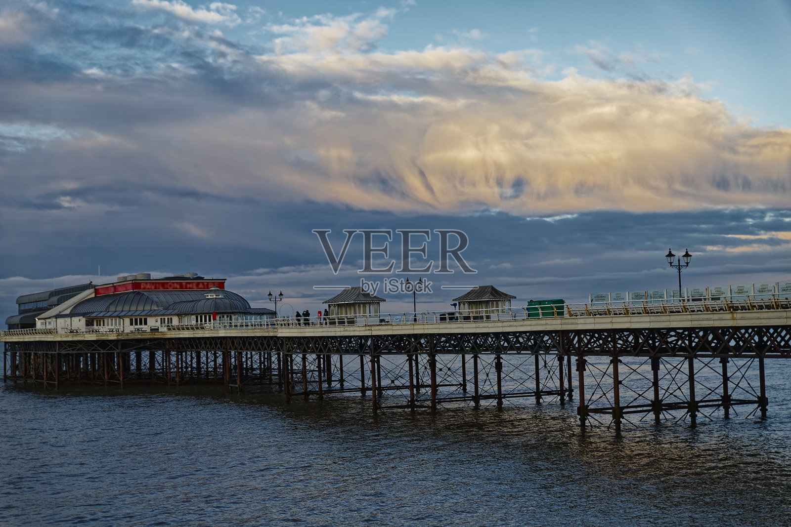 克罗默码头日落时分照片摄影图片