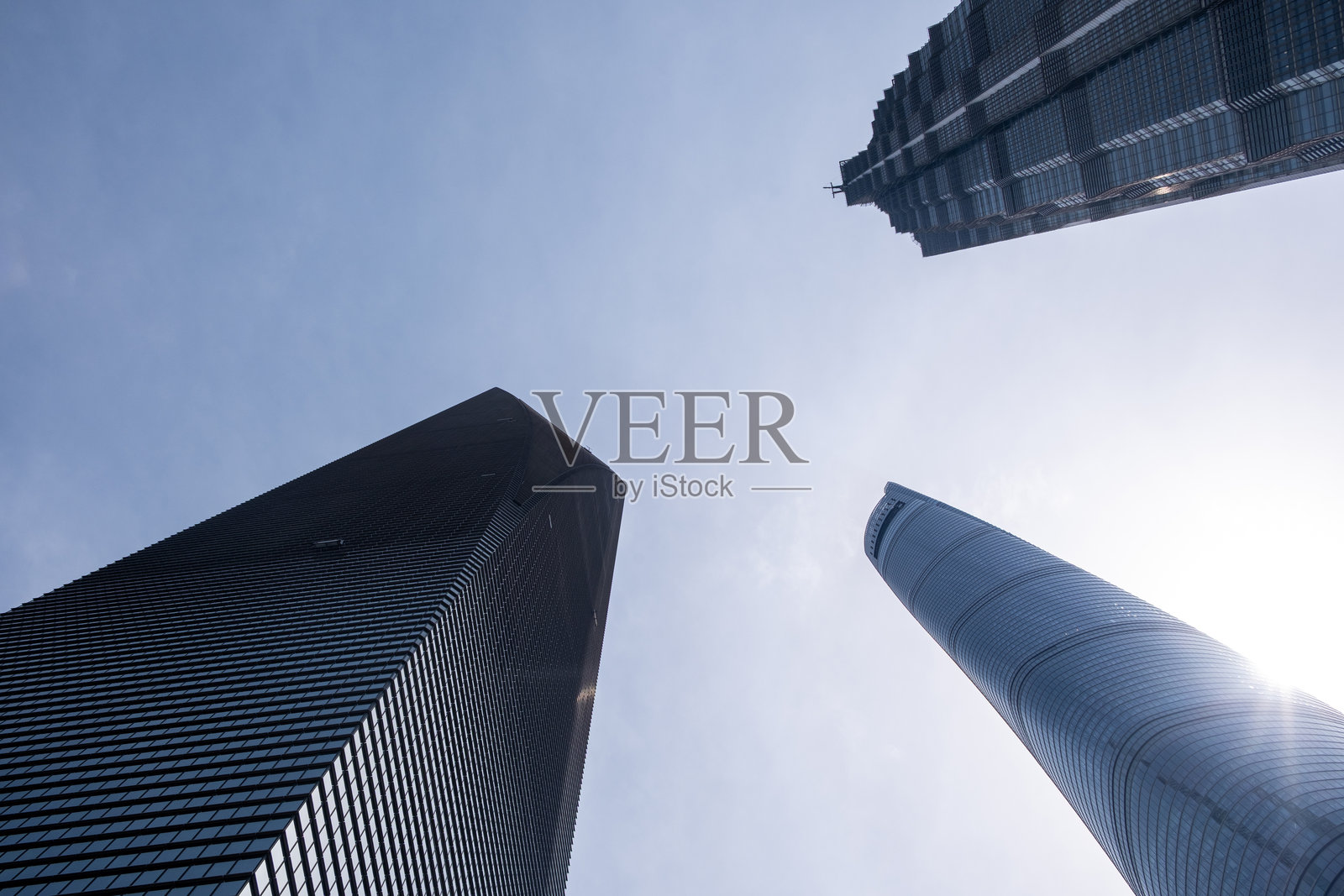 上海城市建筑与蓝天，低角度拍摄的高层商务办公楼照片摄影图片