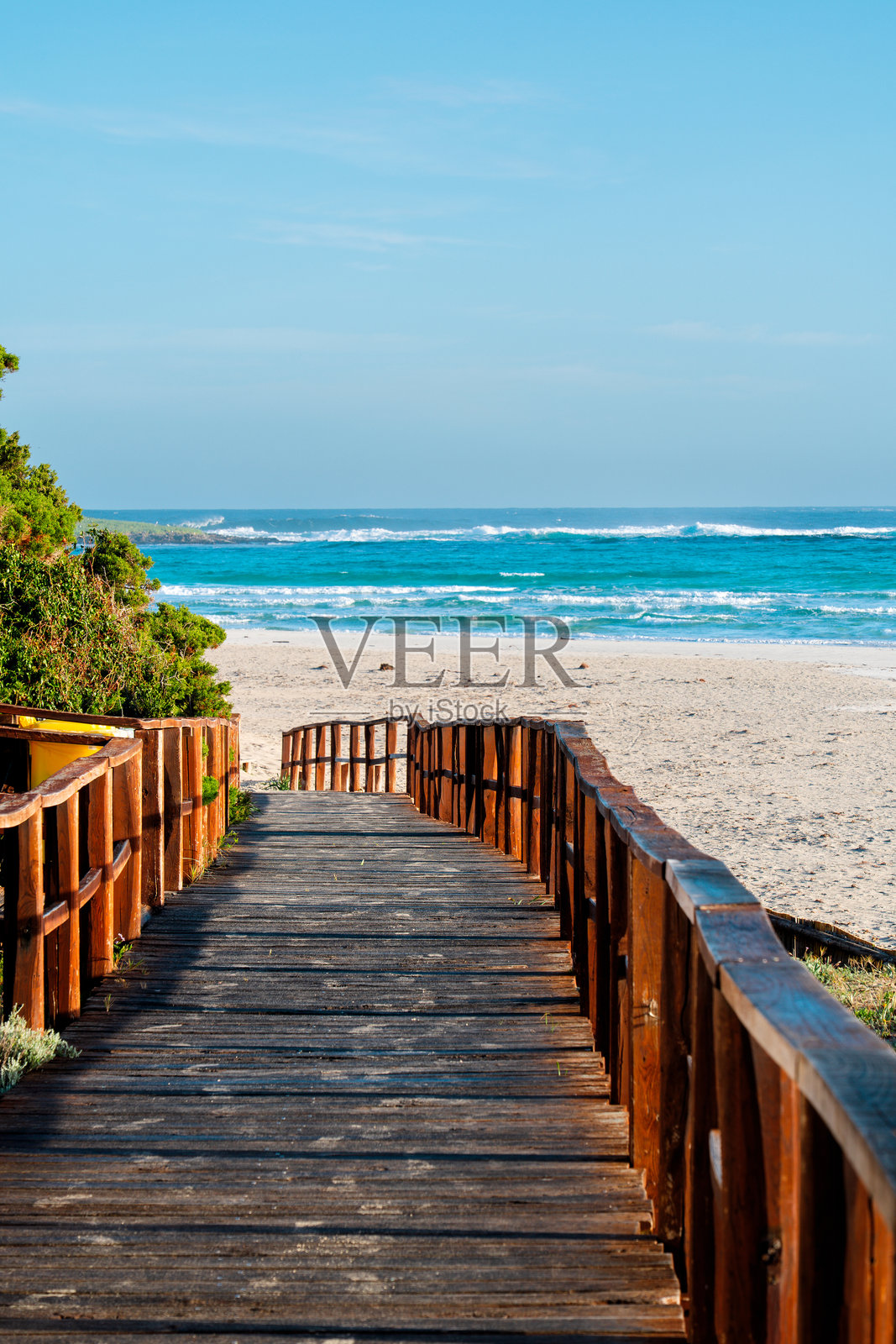 通往天堂般的白色沙滩，俯瞰碧蓝的海洋。照片摄影图片