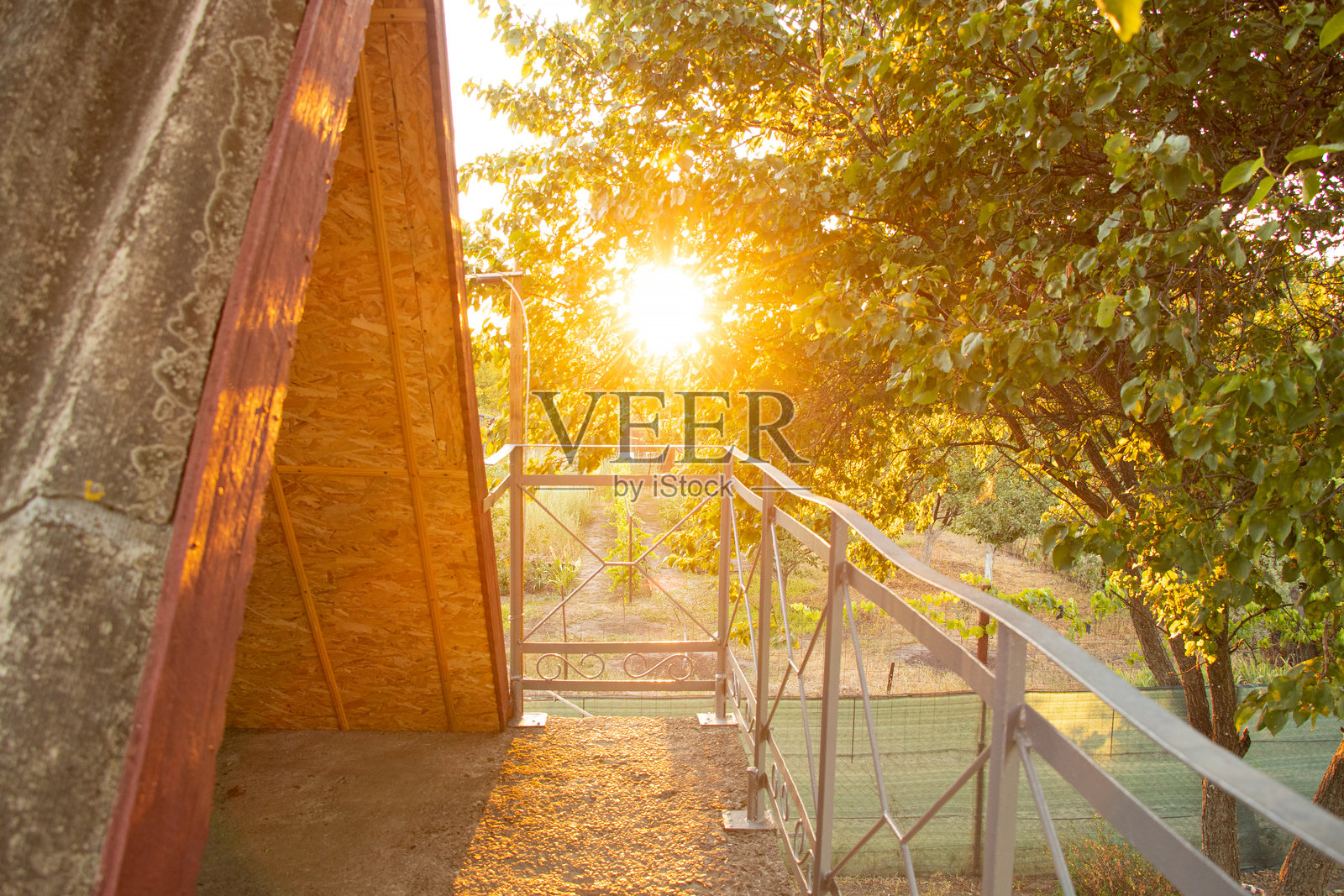 乌克兰乡村一座乡间小屋的阁楼，在温暖的夕阳光辉中显得舒适。照片摄影图片