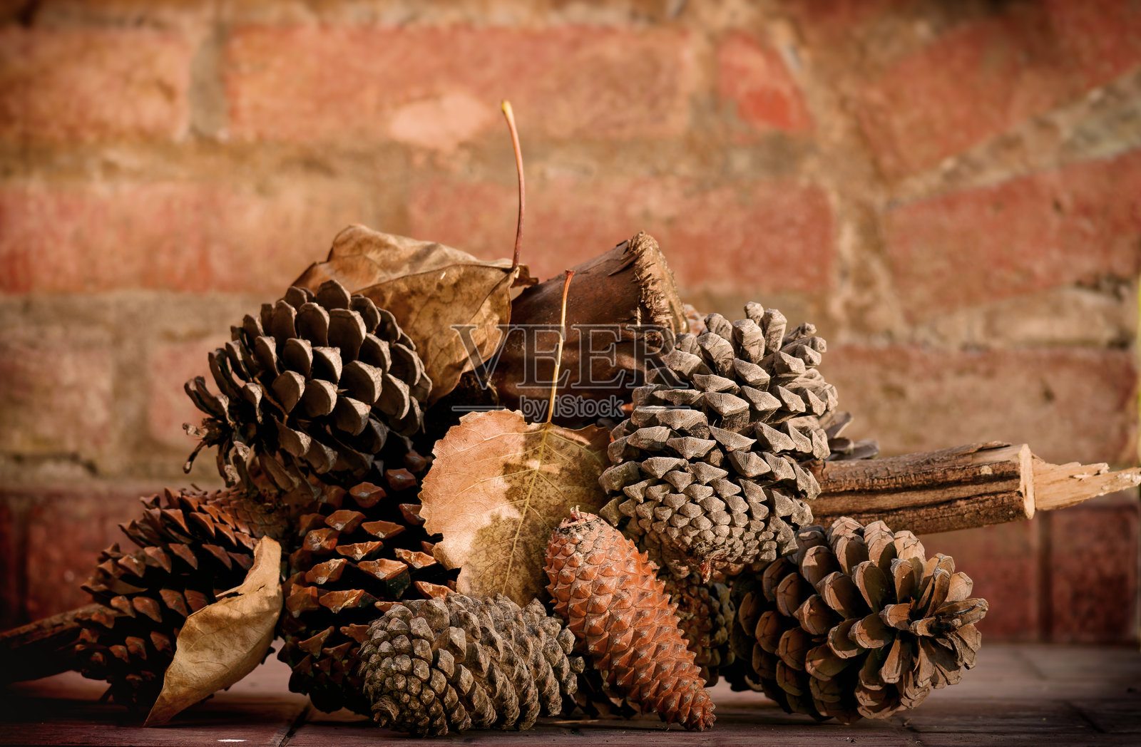 松果和干叶在木桌上营造出乡村风格的秋季静物画照片摄影图片