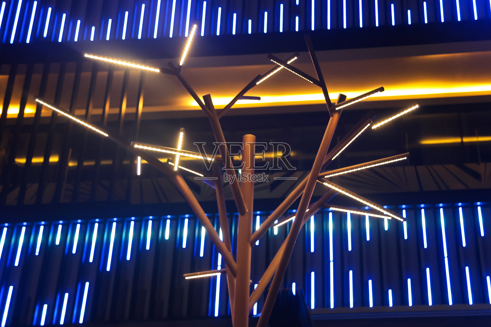 树枝形状的街灯照片摄影图片