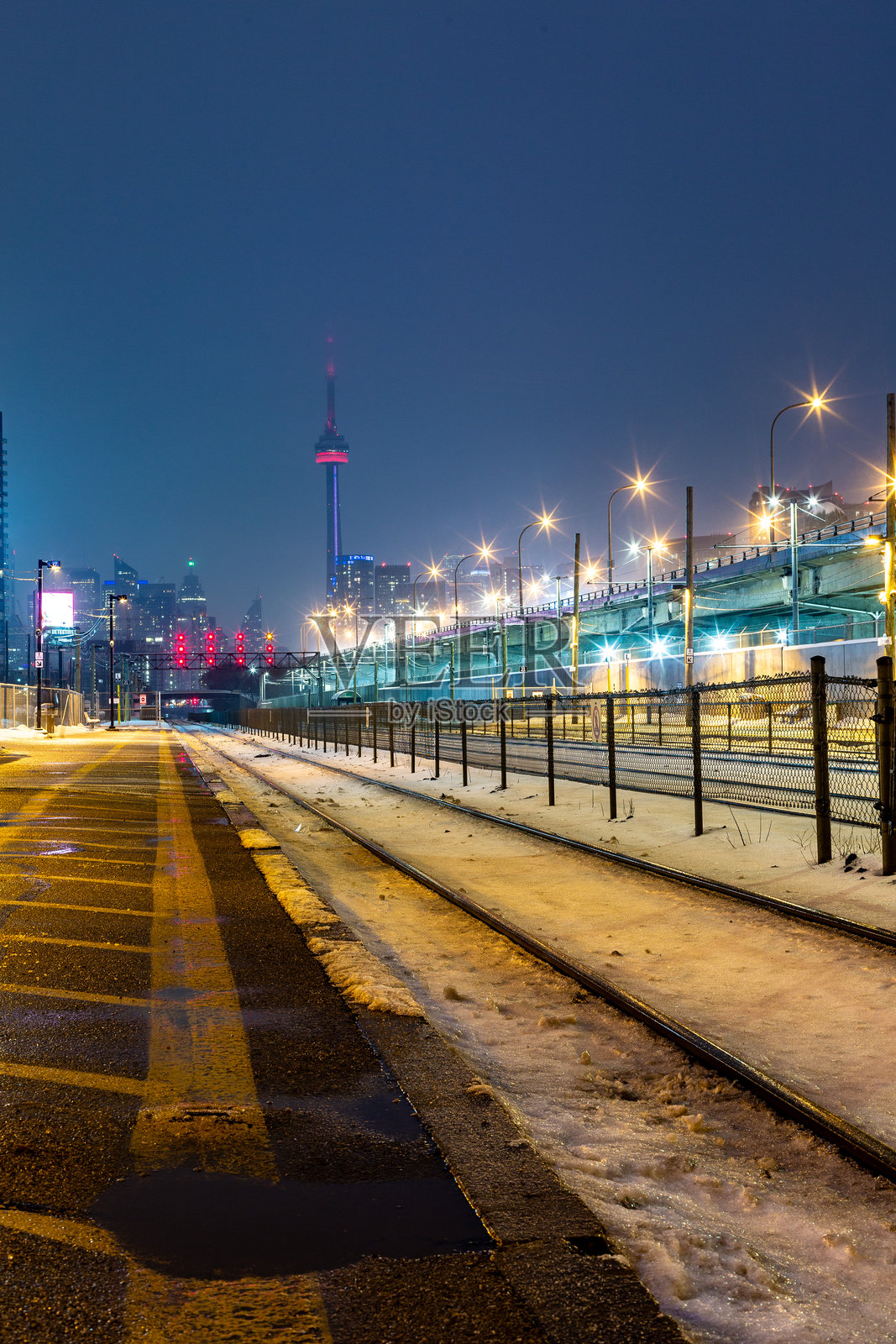 城市夜景，街道旁的护栏和灯光照片摄影图片