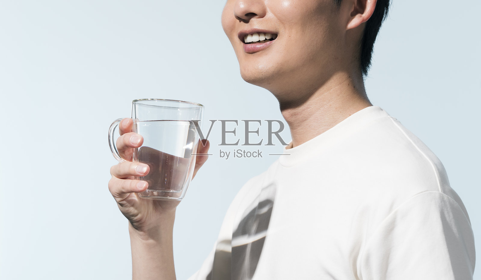 夏日阳光下的日本男子照片摄影图片