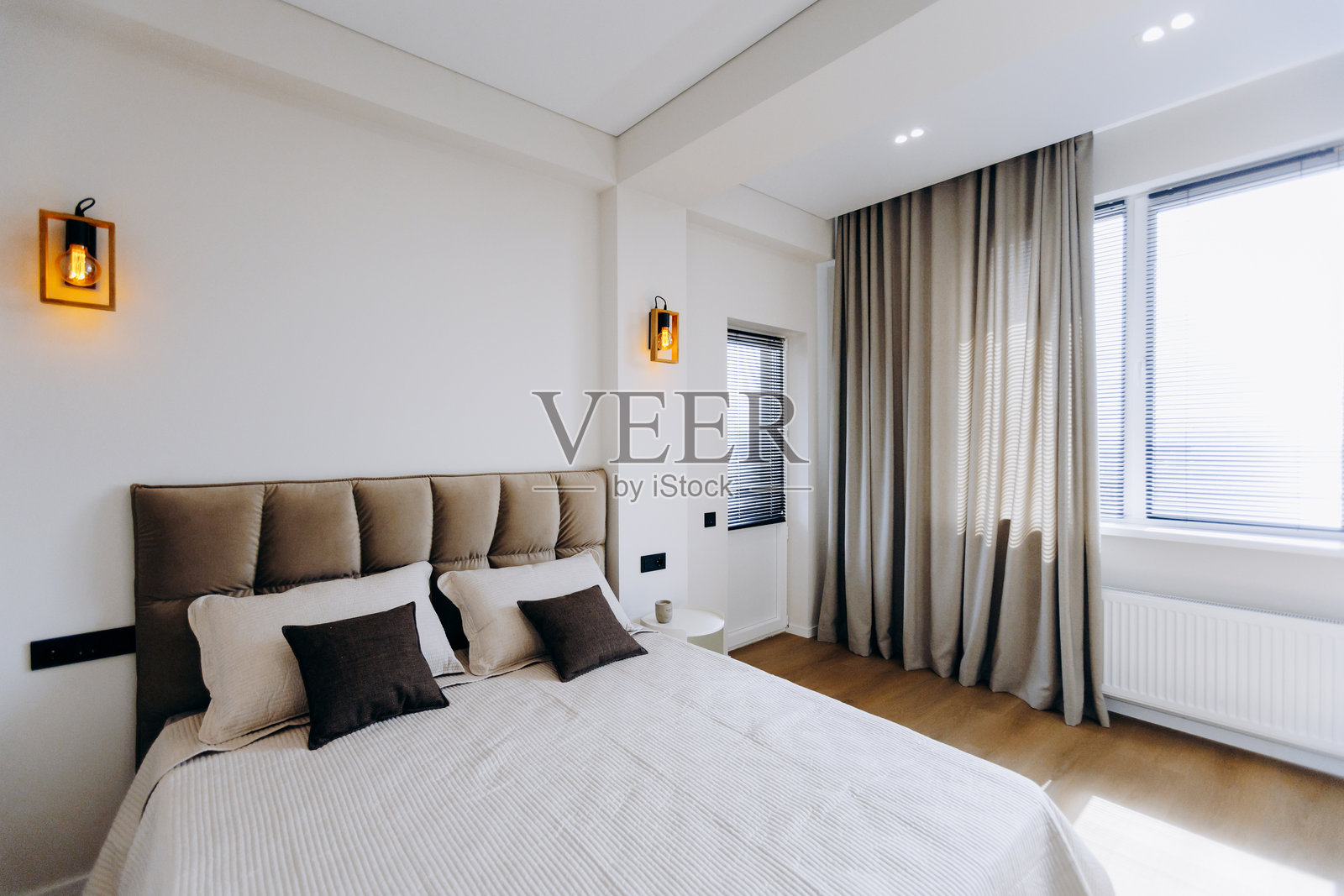 优雅时尚的现代卧室室内设计，充满自然光线照片摄影图片