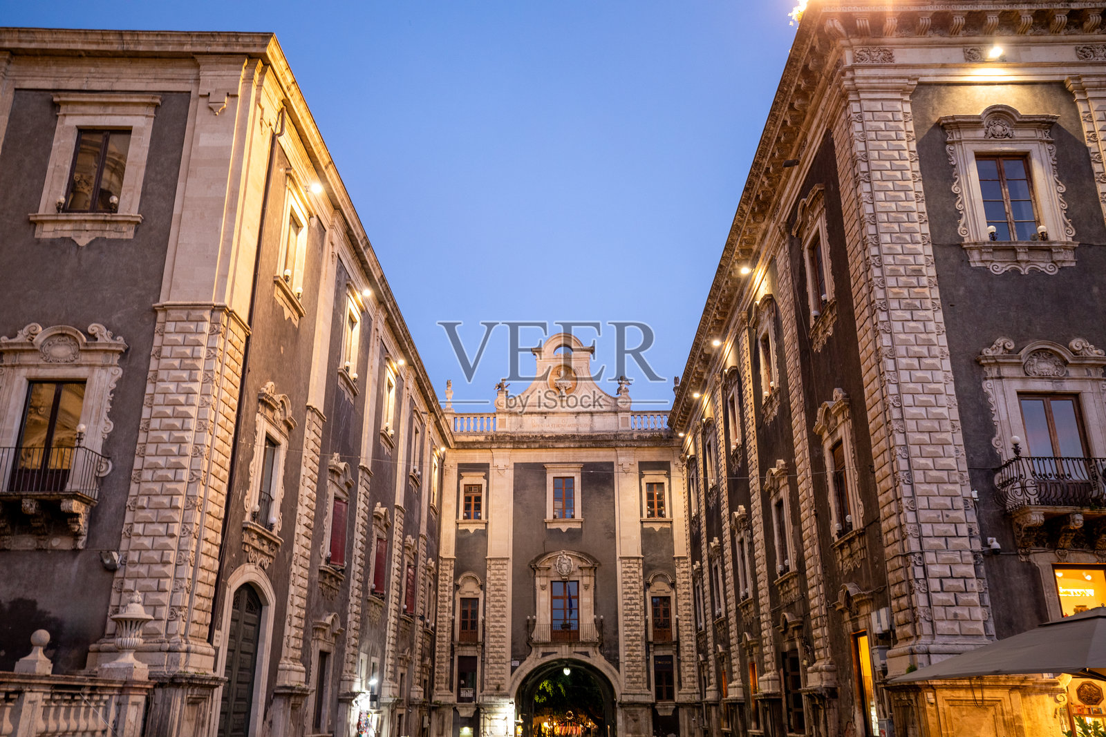 历史建筑之间的照明乌泽达门照片摄影图片