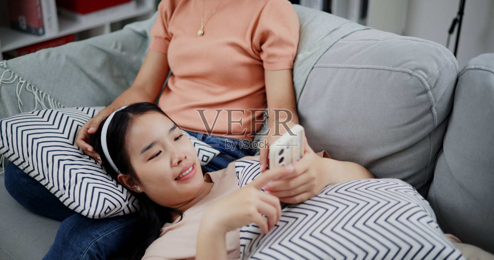 两位年轻女性在家中共度快乐时光。照片摄影图片