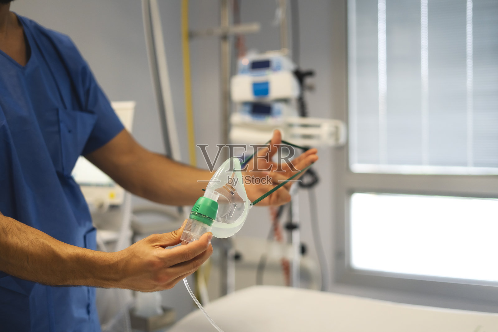 医生在病房里拿着氧气面罩照片摄影图片