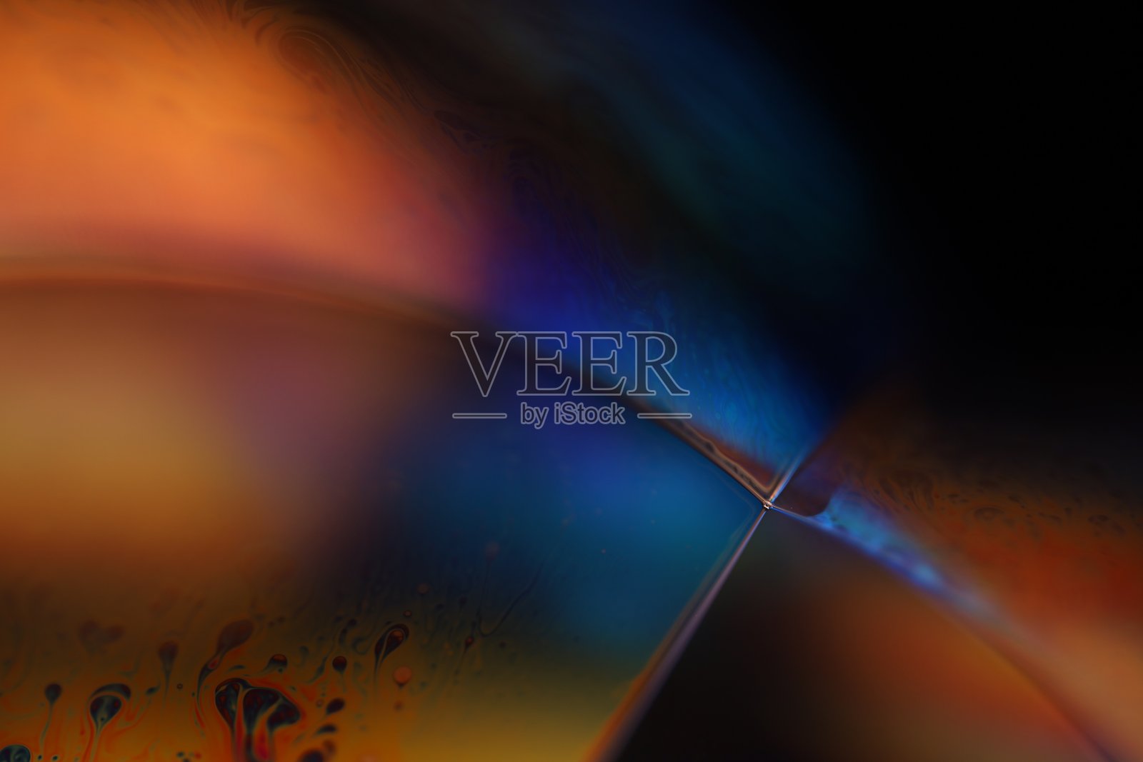 液体的绿色和蓝色反射，宏观视角，明亮的液体表面照片摄影图片