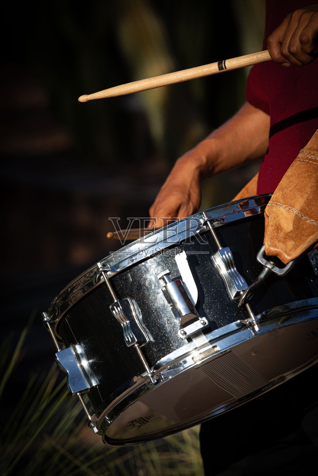 户外一个人打小军鼓的特写镜头。照片摄影图片