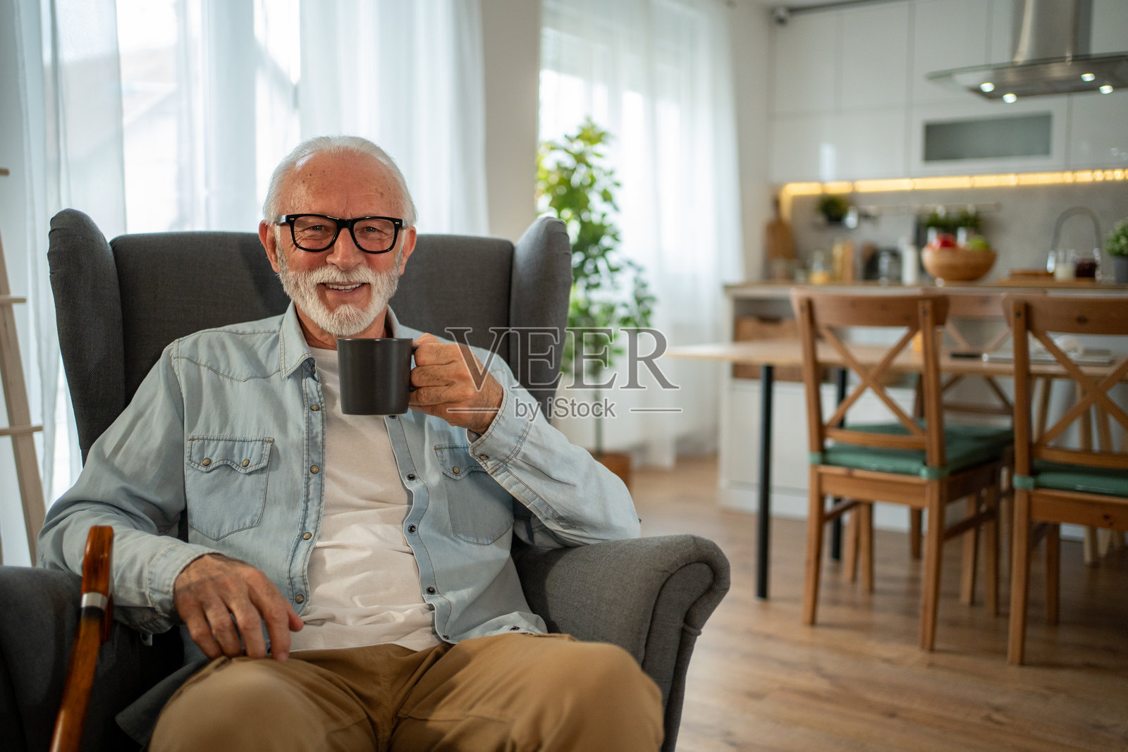 老年人在家放松，享受一杯咖啡或茶照片摄影图片