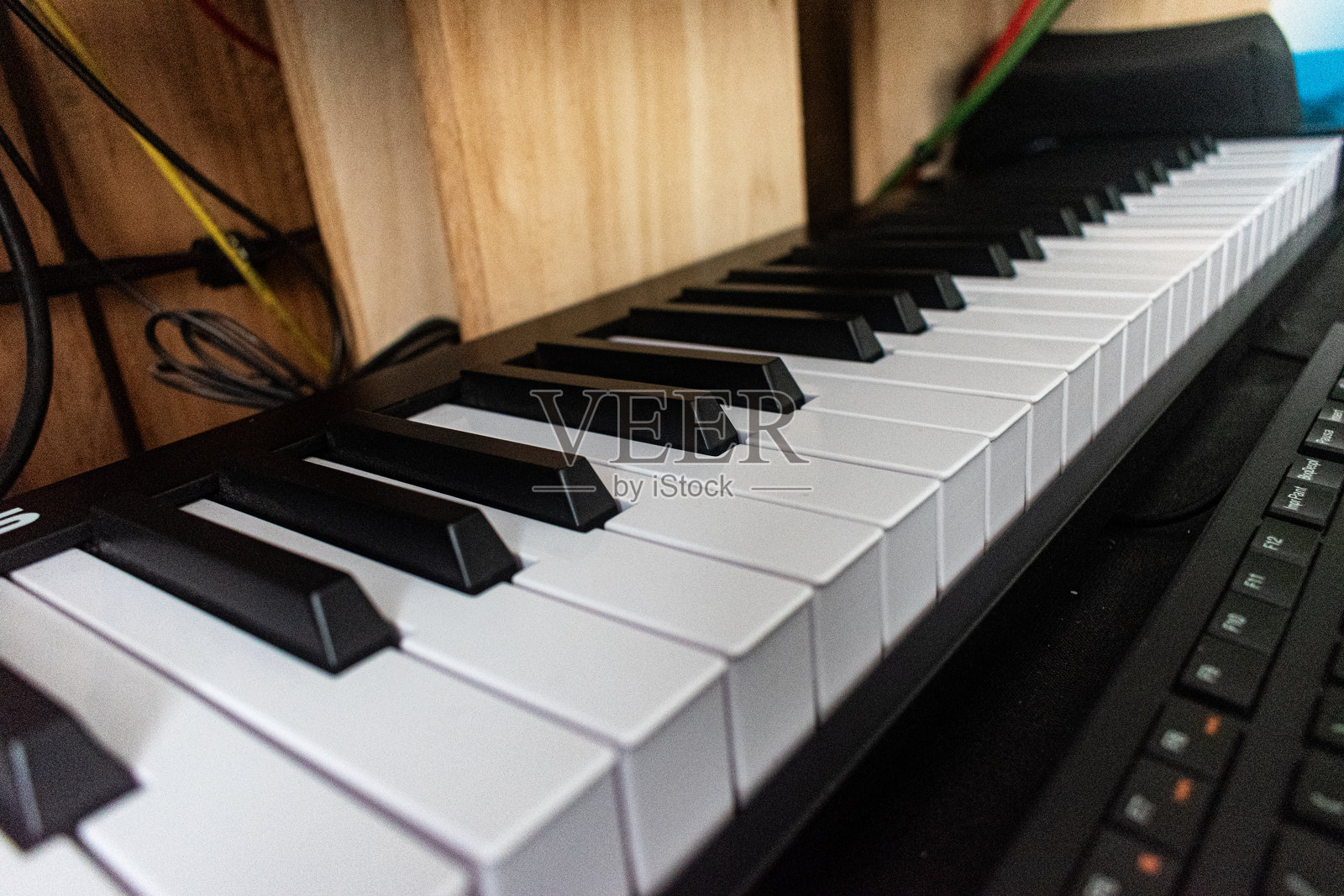 钢琴键特写照片摄影图片