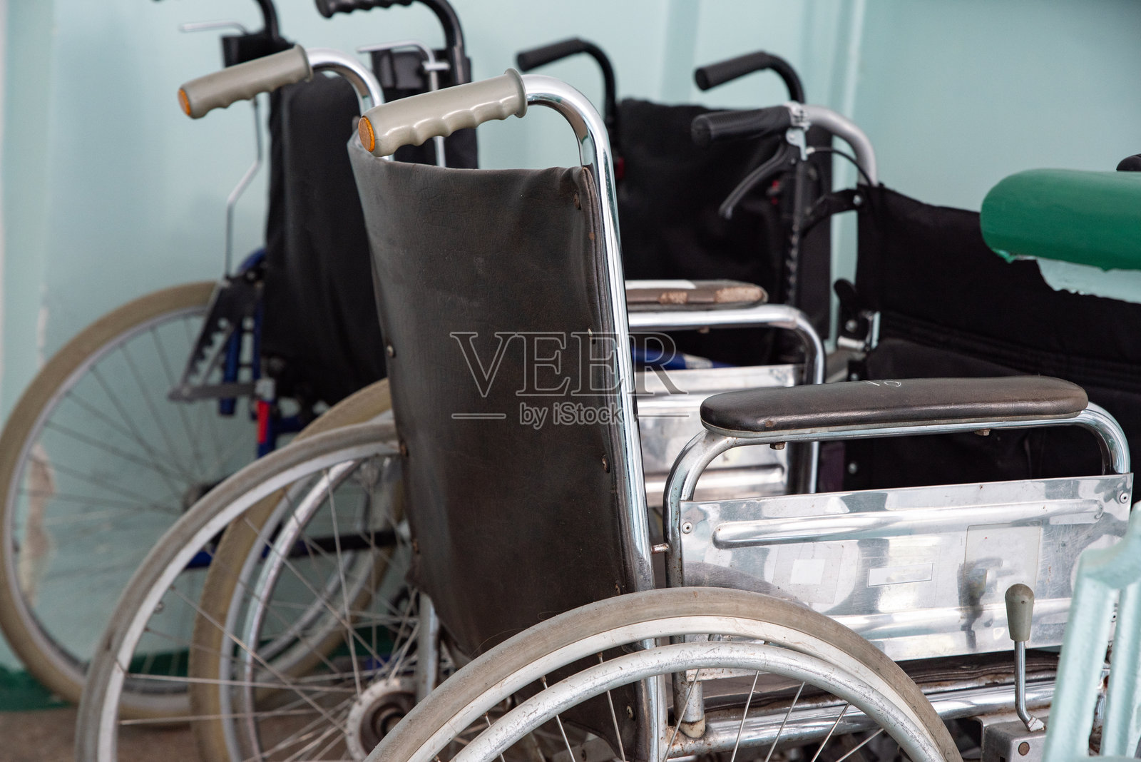 复古轮椅停放在医院的着陆区照片摄影图片