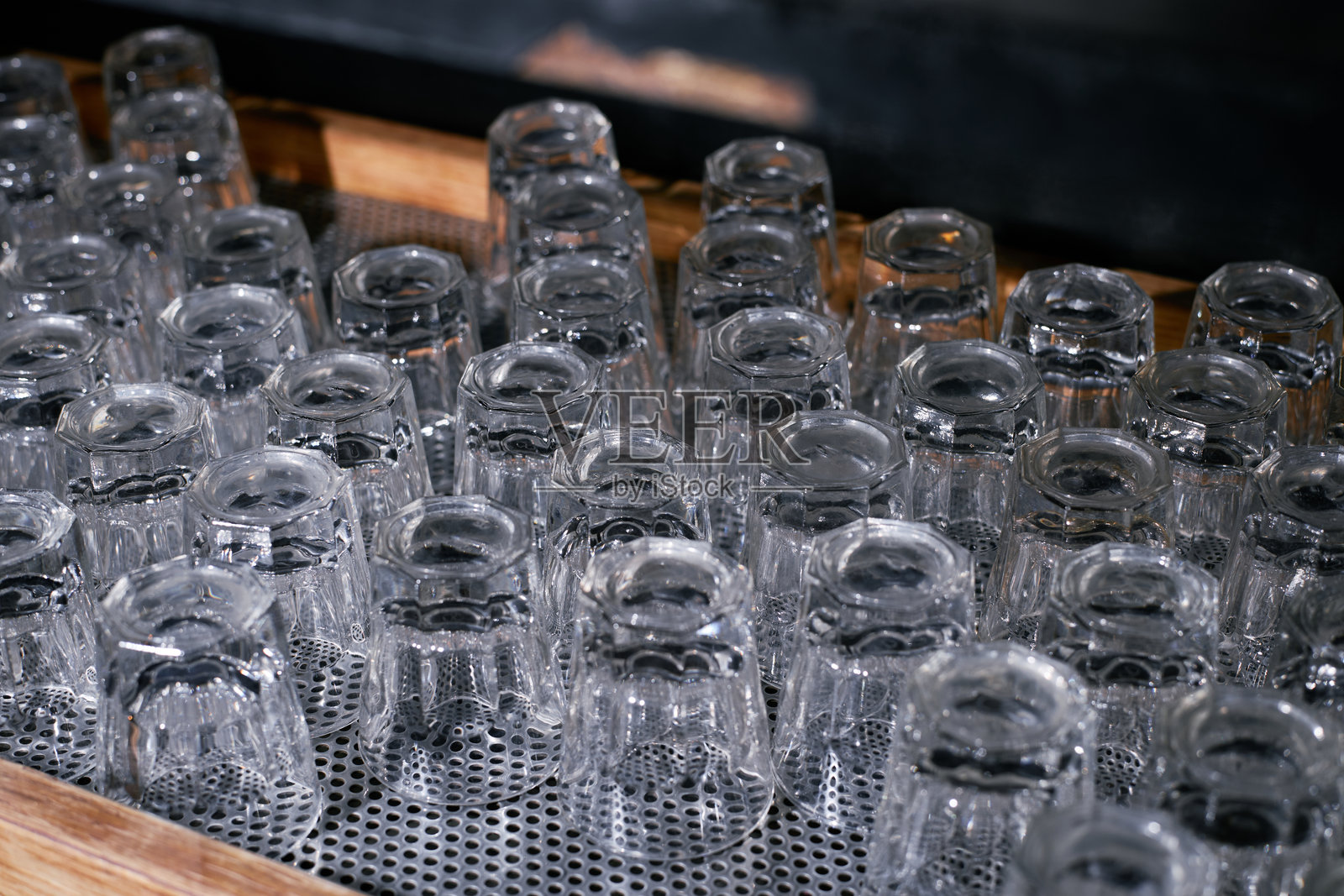 空的干净酒杯倒置在酒吧的晾干架上照片摄影图片
