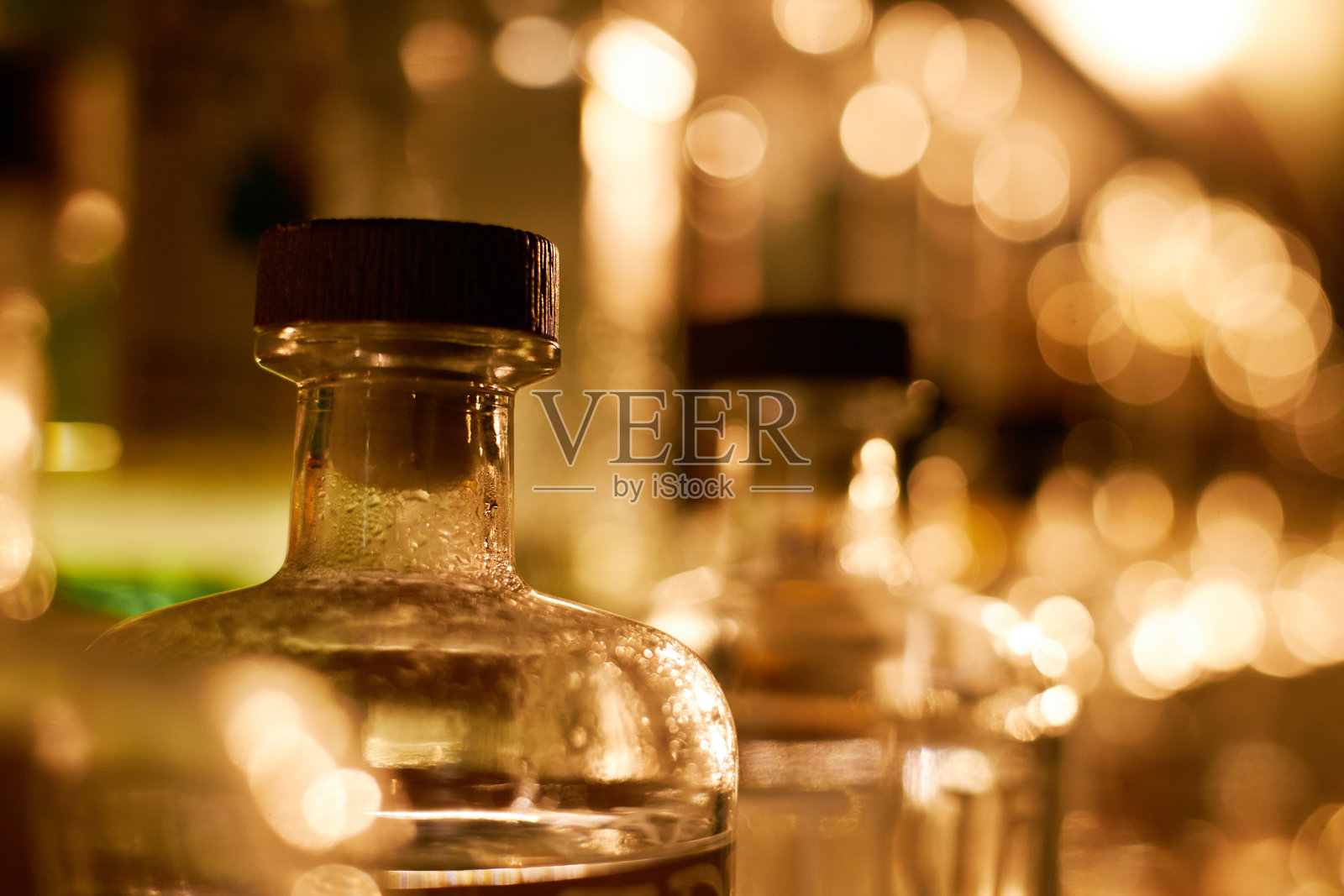 餐厅吧台上整齐摆放的酒精饮料瓶照片摄影图片