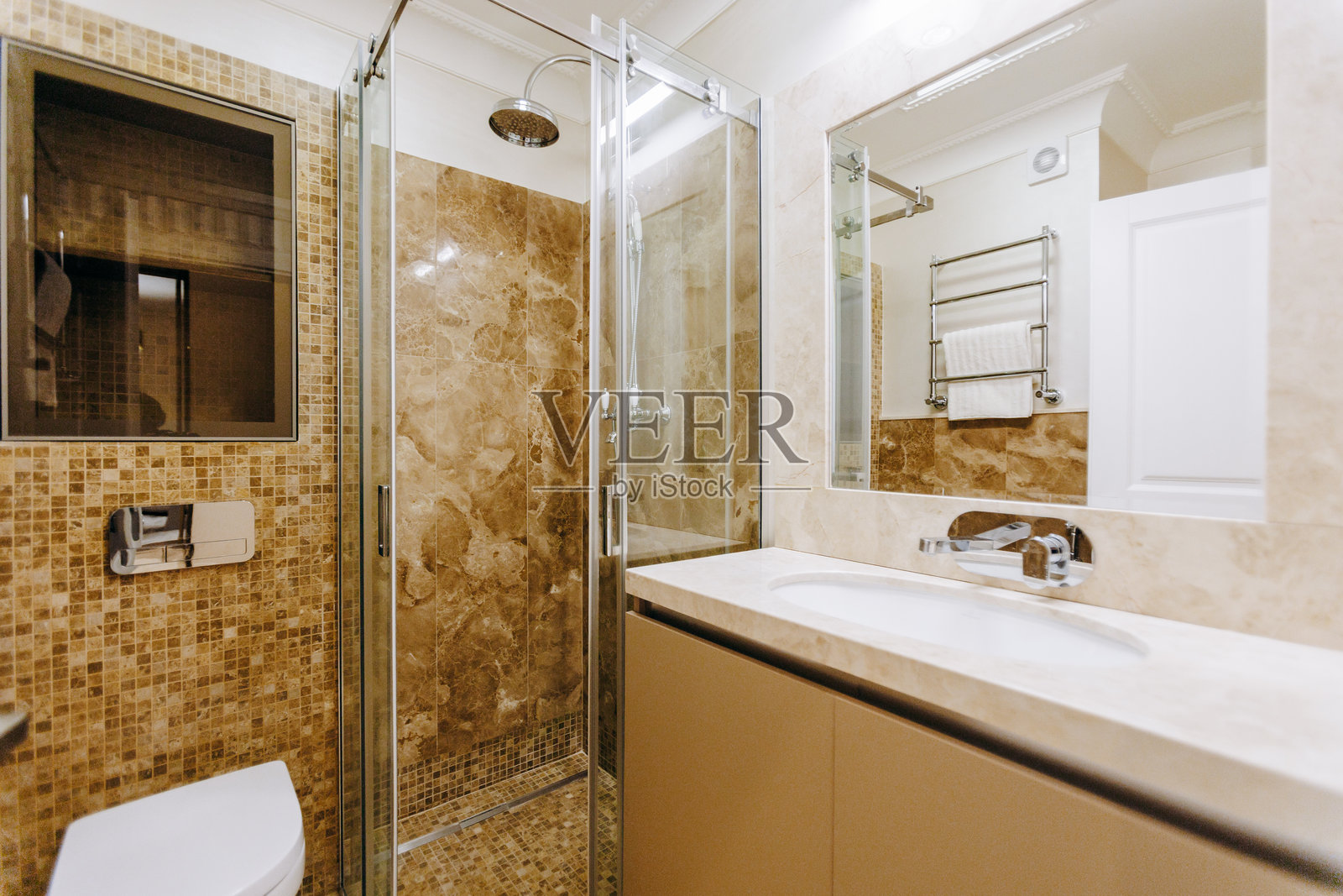 一个配备齐全的浴室，包含马桶、洗手盆、淋浴和镜子照片摄影图片