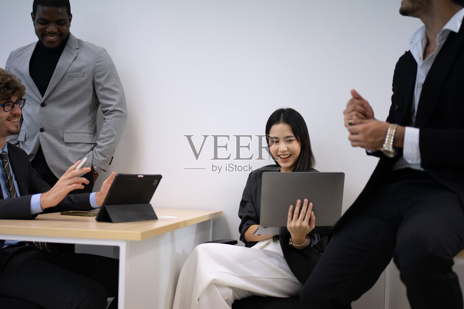 同事们在办公室开会。照片摄影图片