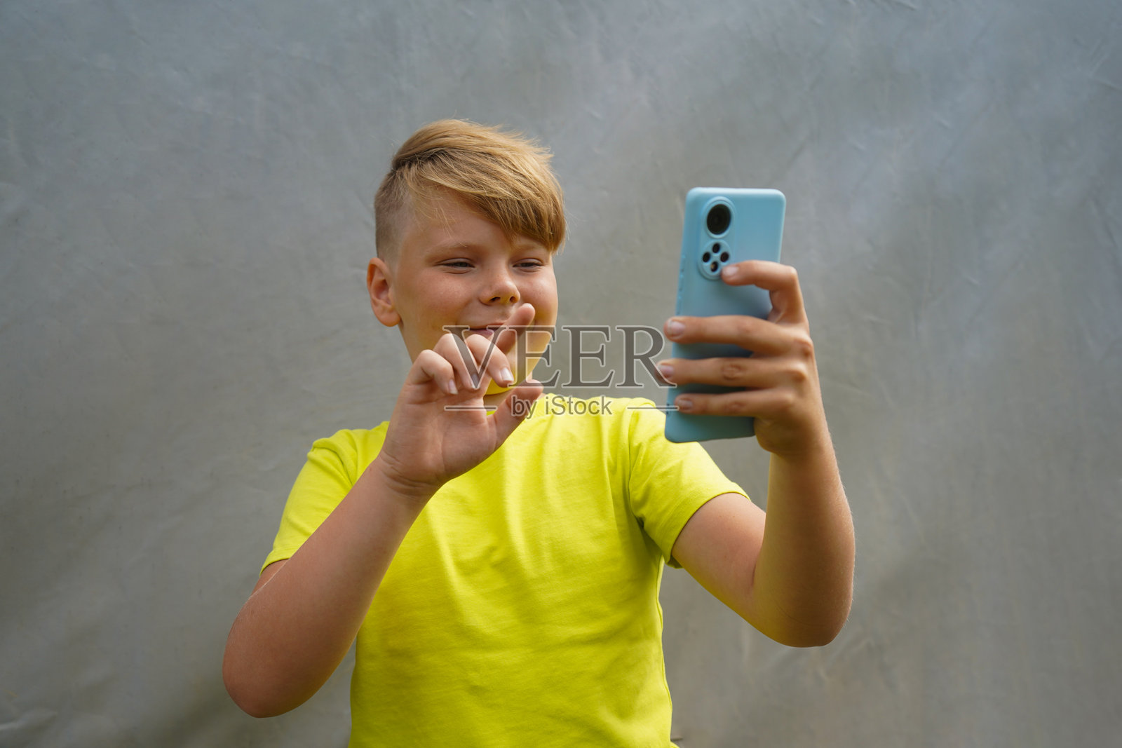 一个帅气的男孩在使用智能手机照片摄影图片